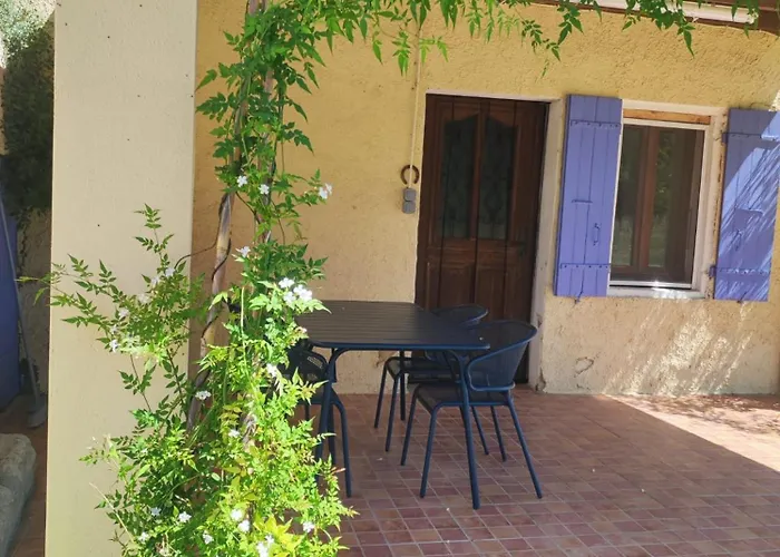 Holiday home Les Petits Volets Bleus